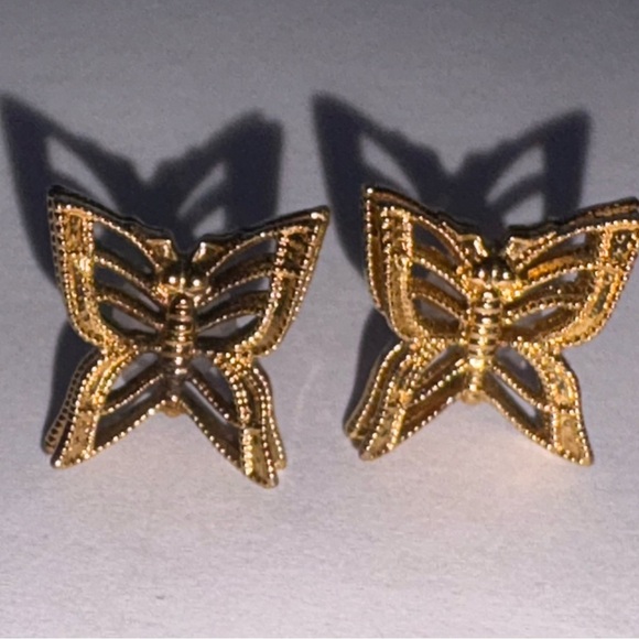 Gold tone intricate Butterfly design Earrings NWOT - Picture 2 of 8